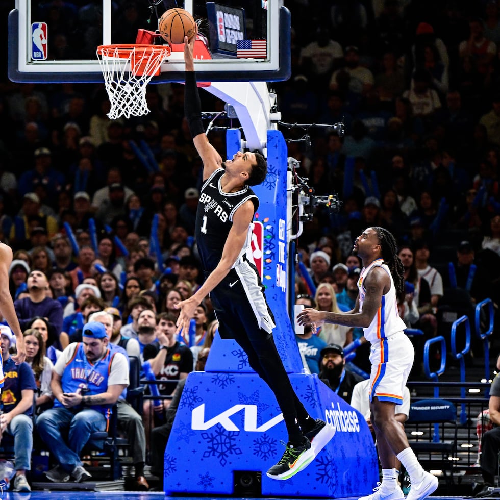 El alero de los Spurs de San Antonio Victor Wembanyama lanza el balón frente al Thunder de Oklahoma City el jueves 25 de diciembre del 2025. (AP Foto/Gerald Leong)