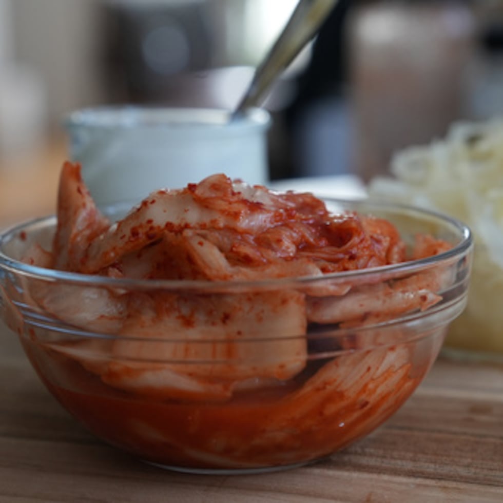 El 10 de julio de 2026, se pueden ver kimchi, chucrut y yogur sobre una mesa de cocina en Nueva York. (Foto AP/Mary Conlon)