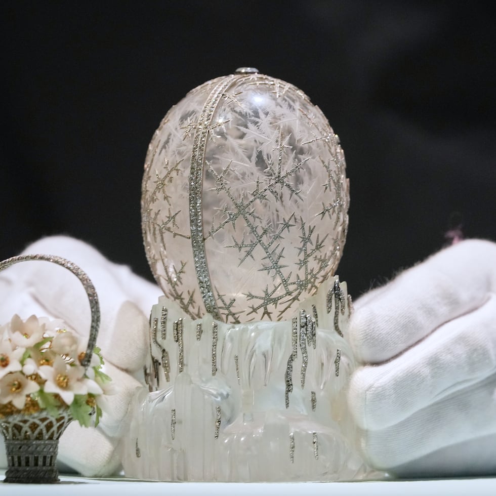 El Huevo de Invierno por Faberge es expuesto en el cuarto de la casa de subastas Christie's en Londres.