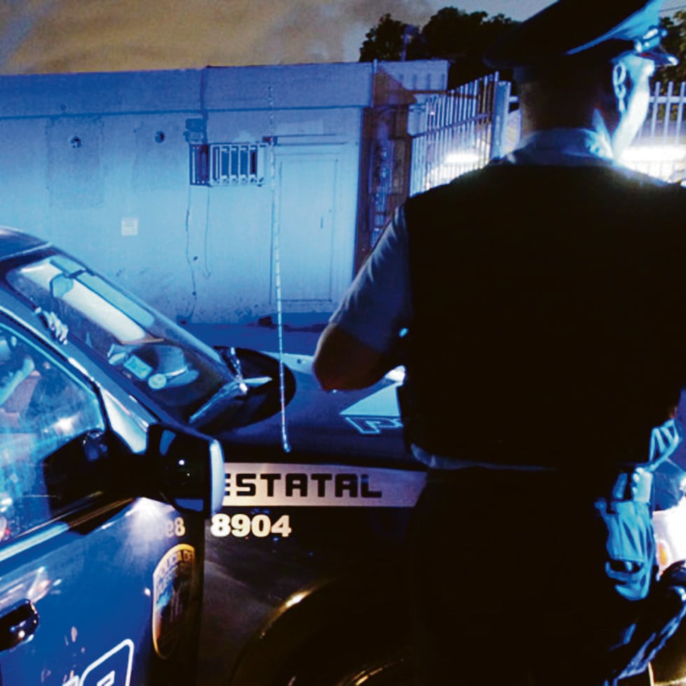 San Juan, Puerto Rico
3/7/12
Imagenes de un recorrido con los agentes de la Policia de Puerto Rico Carlos Bruno y la sargento Lillian Medina por el precinto de Puerto Nuevo en su turno de doce del mediodia a nueve de la noche. En la foto, el agente Bruno natural de Caguas, baja de la patrulla para intervenir en un choque cerca de la Avenida Central.
(PRIMERA HORA/TERESA CANINO RIVERA)