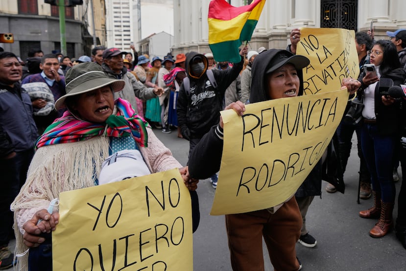 Manifestantes antigubernamentales sostienen pancartas en las que se lee "Dimite, Rodrigo", en referencia al presidente Rodrigo Paz, en La Paz (Bolivia), el lunes 25 de mayo de 2026. (Foto AP/Juan Karita)