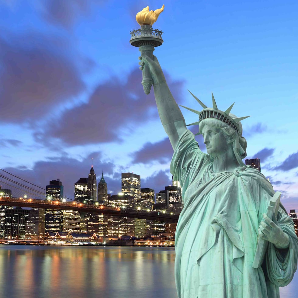 Bad Bunny no es líder revolucionario ni pretende serlo, escribe Antonio Prieto Colón. En primer plano, la Estatua de la Libertad, detrás el Puente de Brooklyn.