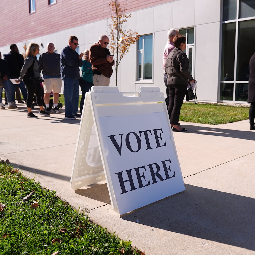 Votantes esperan en fila para emitir su voto en un centro electoral del Rowan College en Mt Laurel, Nueva Jersey, el 27 de octubre de 2025.