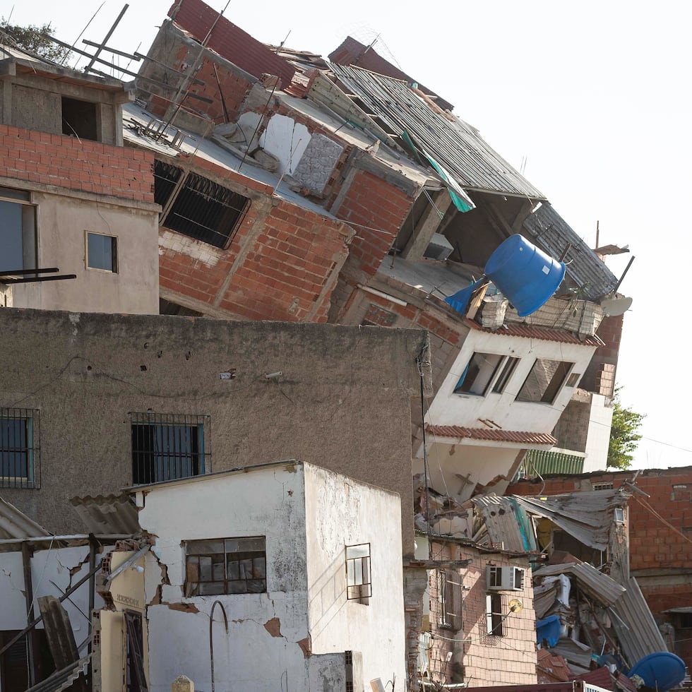 Fotografía que muestra edificaciones colapsadas por los terremotos.