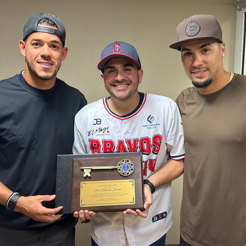 Javier Báez (right) received the key to the city of Cidra from Mayor Delvis Pagán Clavijo (center). At left, Major League Baseball pitcher José Berríos was also honored.