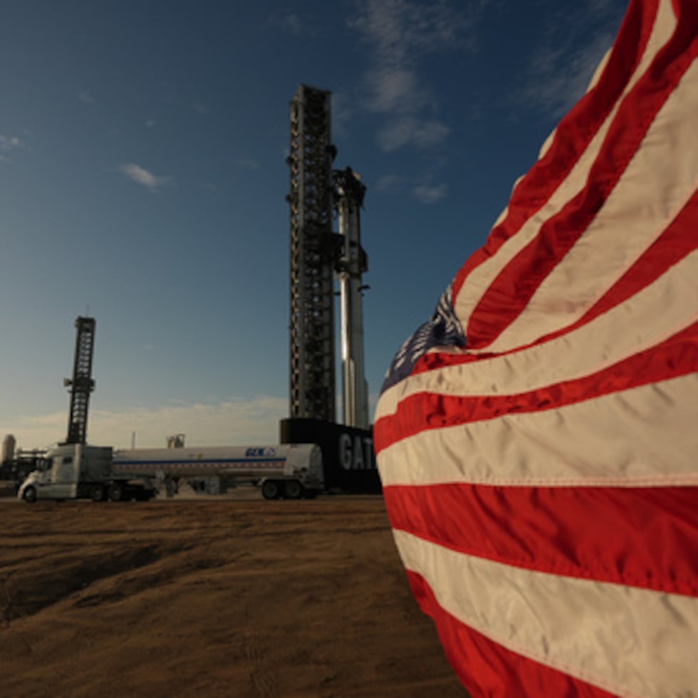 Camiones cargados con nitrógeno esperan su turno para abastecer al cohete Starship de SpaceX antes de un vuelo de prueba, el viernes 22 de mayo de 2026, en Starbase, Texas.