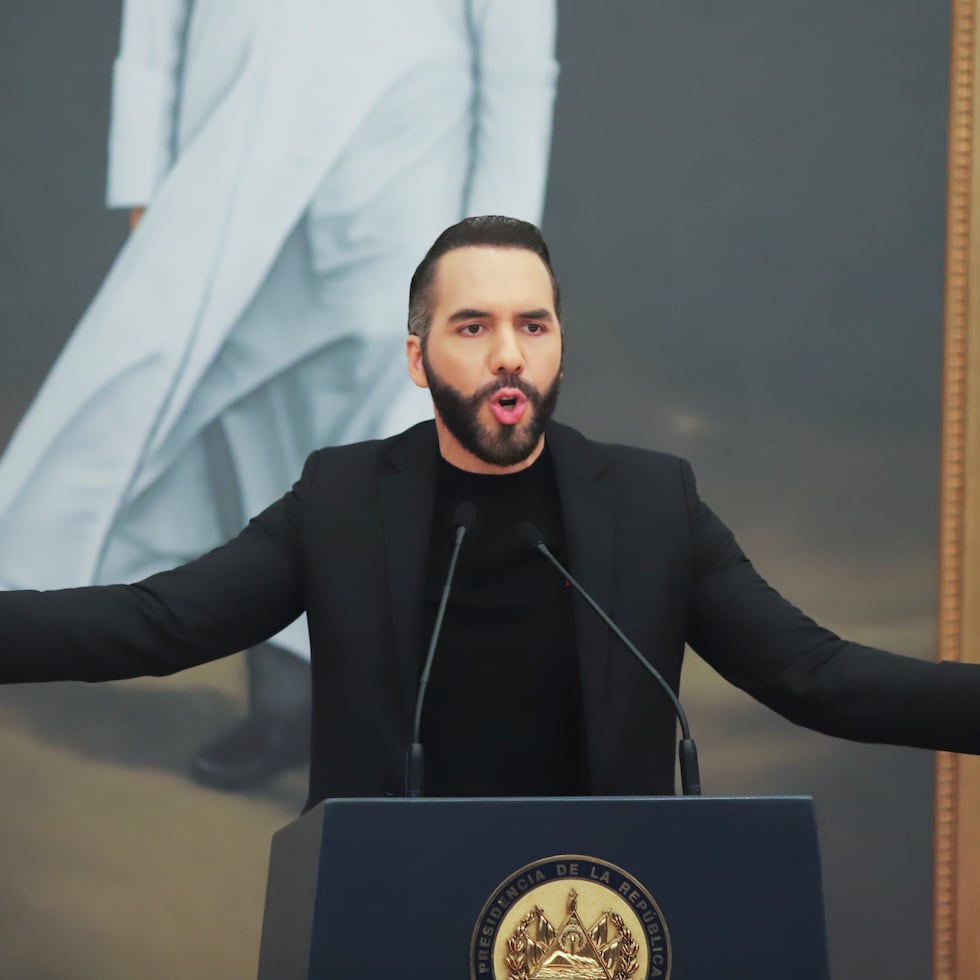 El mensaje del presidente salvadoreño fue en respuesta a una publicación de Clinton en la que compartió un reportaje en video llamado “Surviving Cecot”, producido por el medio estadounidense ProPublica para Frontline, en conjunto con Alianza Rebelde Investiga, Cazadores de Fake News y The Texas Tribune.