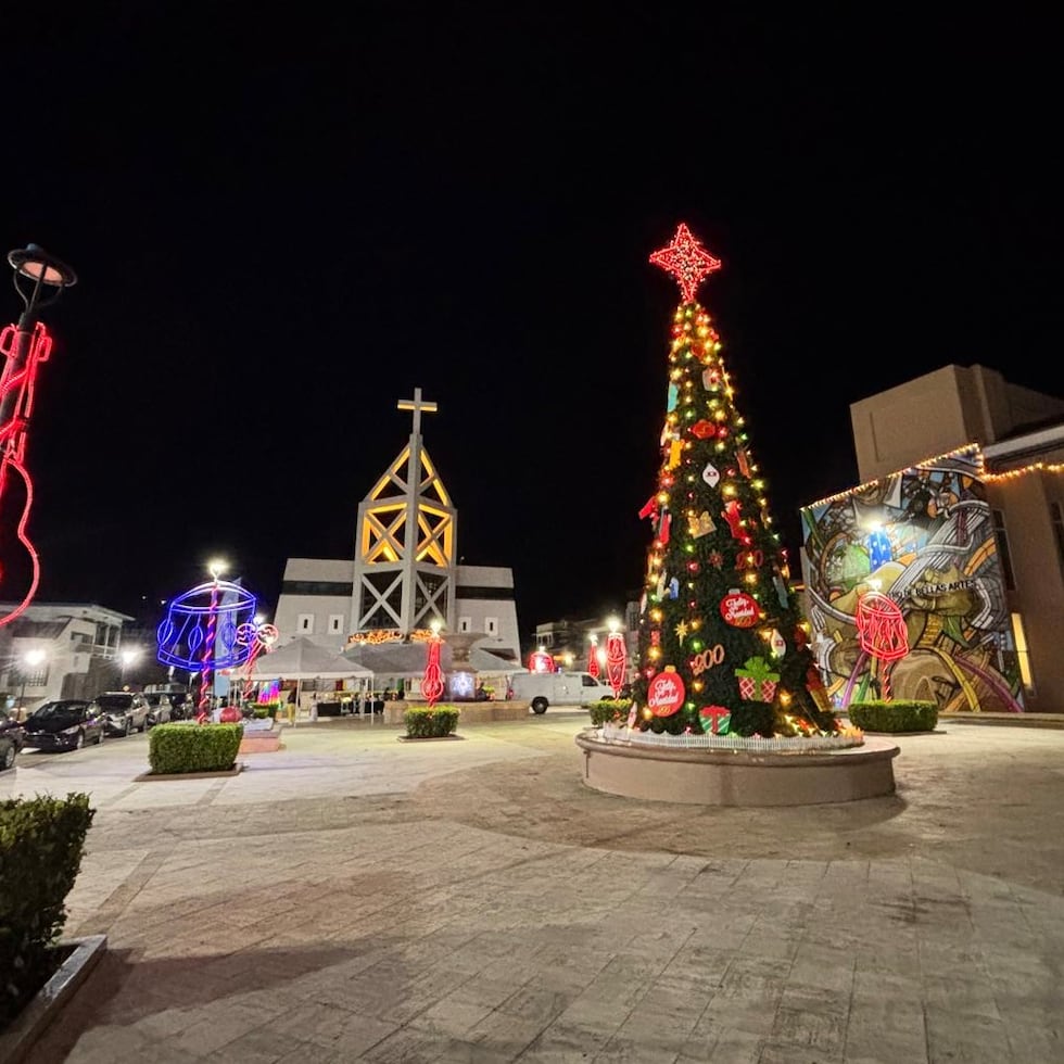 La Plaza Pública decorada en el último encendido navideño de Naranjito.