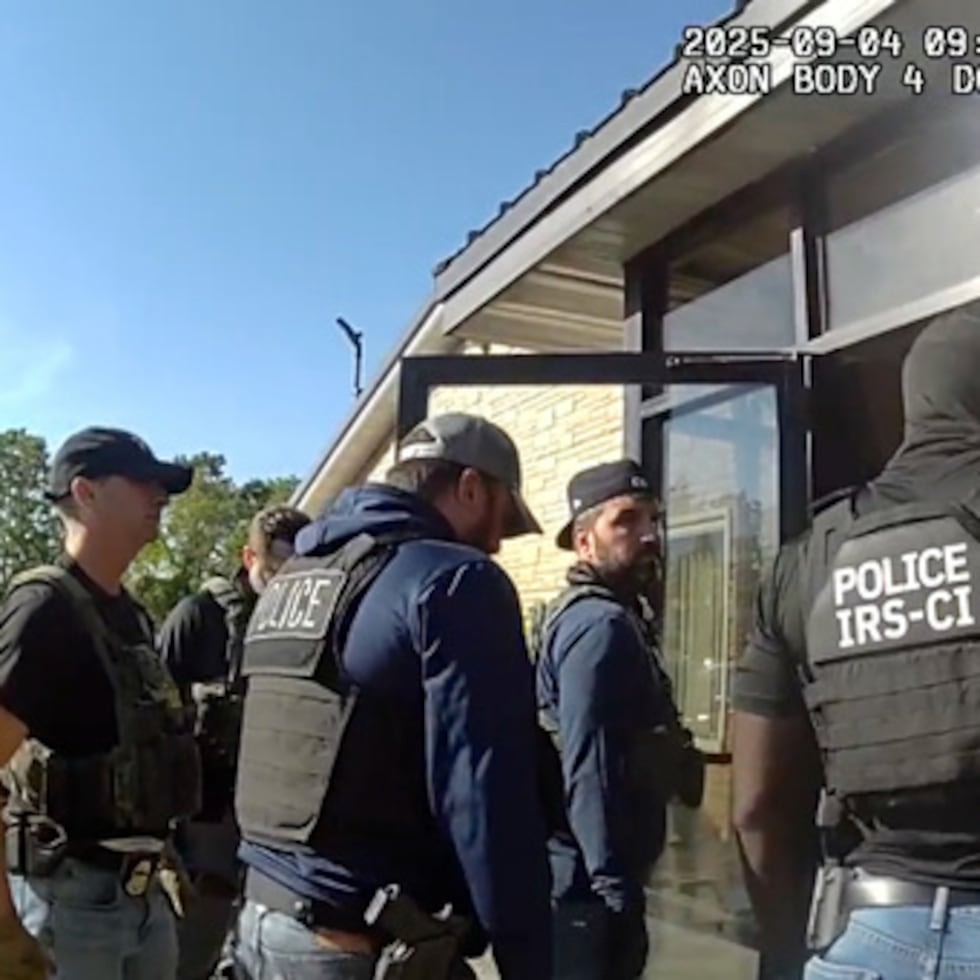 Esta imagen, tomada del vídeo de una cámara corporal de Homeland Security Investigations, muestra a las autoridades federales entrando en la fábrica de Nutrition Bar Confectioners en Cato, Nueva York.