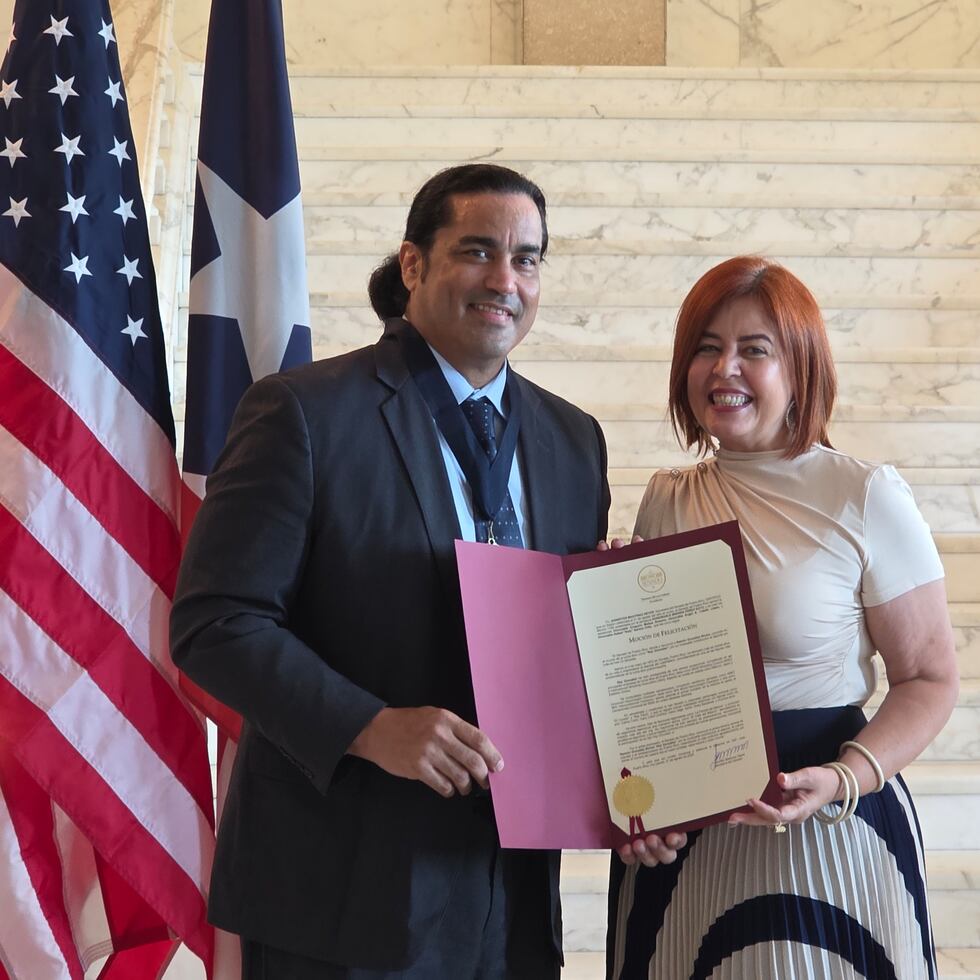 "Mr. Rayting" Ray González posa junto a la senadora Brenda Pérez Soto.