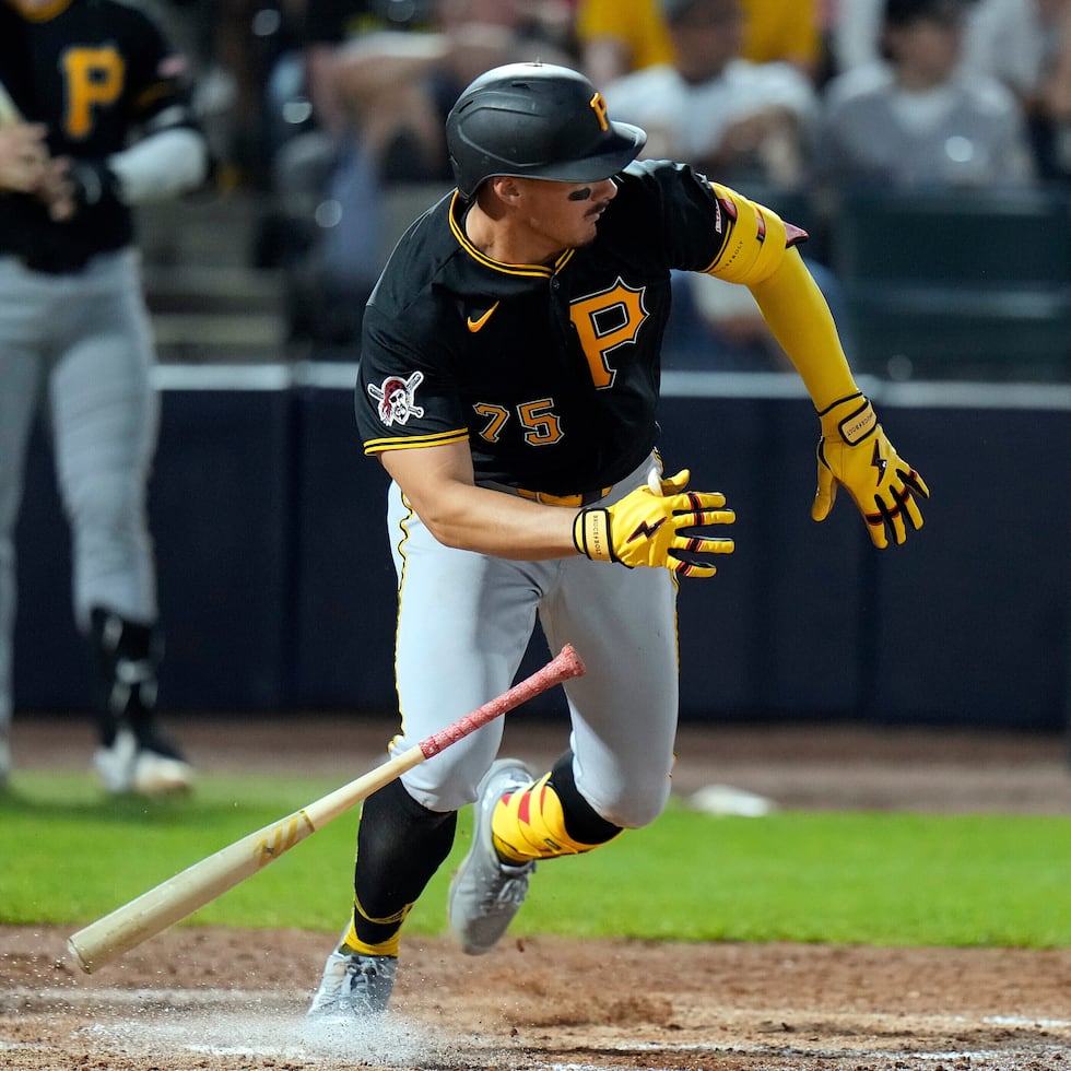 Konnor Griffin, de los Pirates de Pittsburgh, tras batear un doble ante los Yankees de Nueva York, el lunes 9 de marzo.