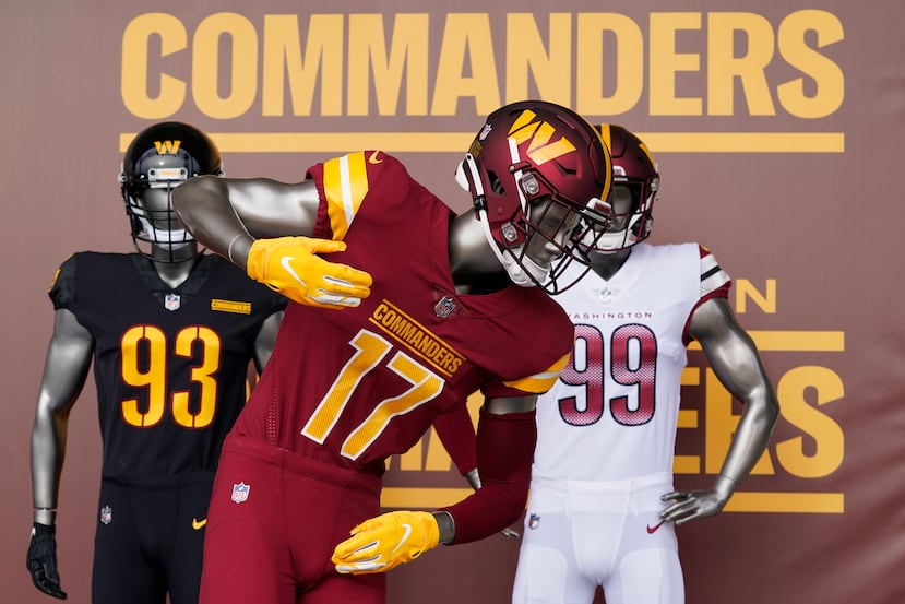 Camisetas de los Washington Commanders se exhibieron durante un evento para revelar la nueva identidad del equipo de fútbol americano de la NFL, el 2 de febrero de 2022, en Landover, Maryland.