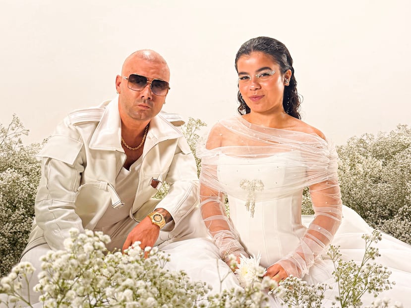 La cantante de música sacra, Yele, junto a su padre Wisin.