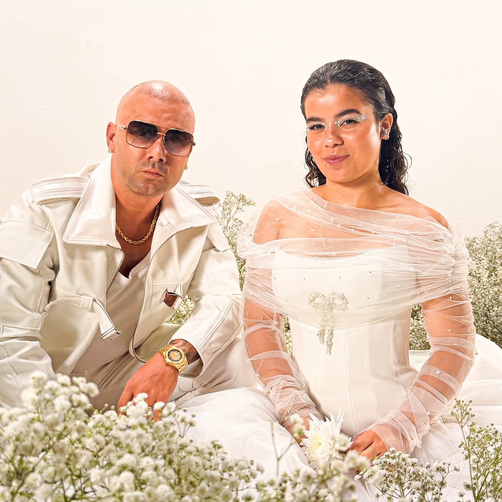 La cantante de música sacra, Yele, junto a su padre Wisin.