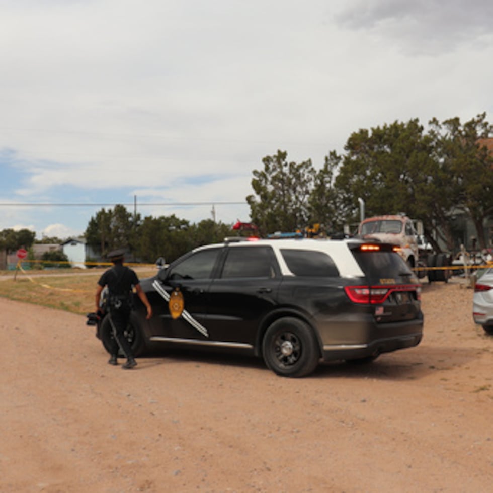 La Policía Estatal de Nuevo México responde a la casa en Mountainair, N.M., donde las autoridades dicen que varias personas murieron el miércoles, 20 de mayo 2026, y más de una docena de socorristas fueron expuestos a una sustancia desconocida y posteriormente tratados en un hospital.