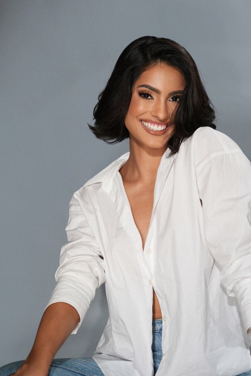 Karla Guilfú, Miss Universe Puerto Rico 2023:
“El regalo que nunca puede faltar en mi lista es algo que combine emoción y nostalgia: un tocadiscos para saborear la música como antes y un curso de paracaidismo para seguir buscando aventuras que me hagan sentir viva”.