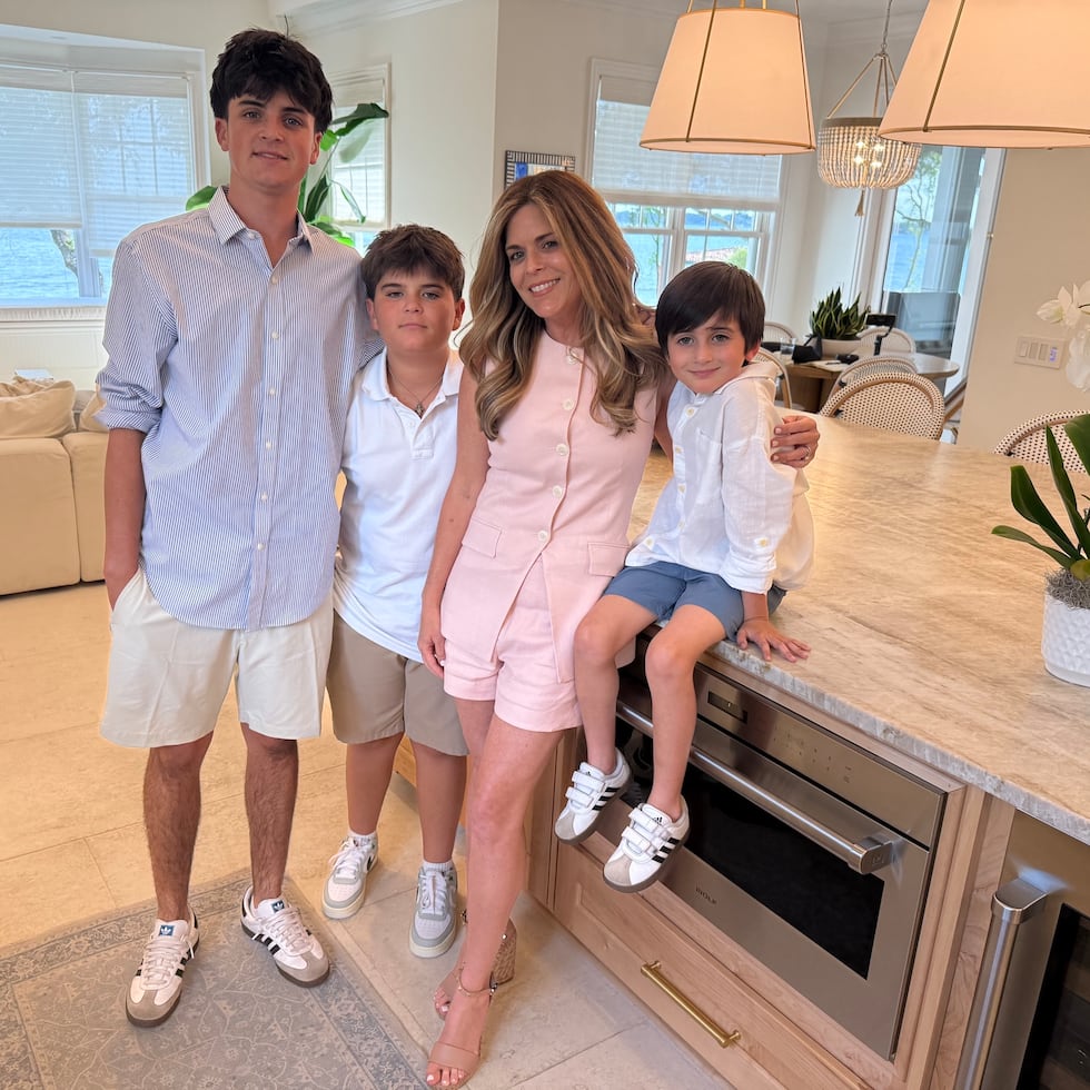 Maritere Castellanos Esteve junto a sus tres hijos, en su residencia en la zona de Windermere, en el condado de Orange, Orlando.