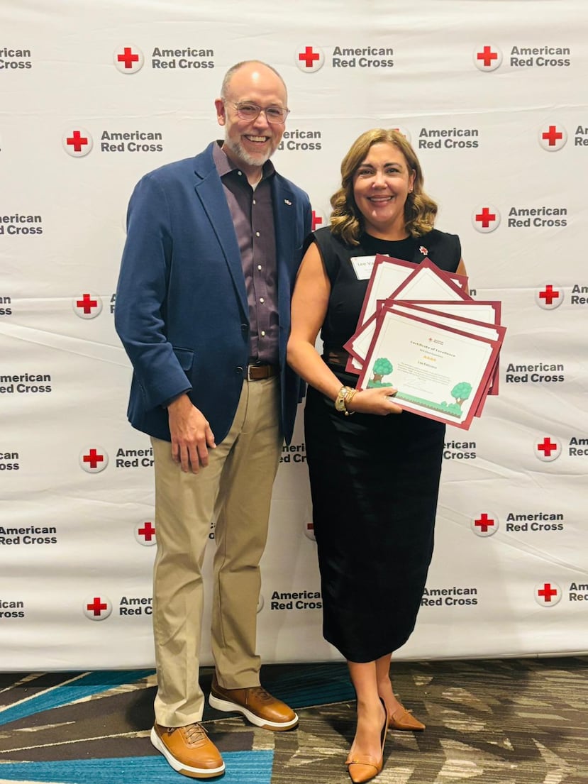 Trevor Riggen, presidente de Servicios Humanitarios de la Cruz Roja Americana a nivel nacional entrega reconocimientos a Lee Vanessa Feliciano, ejecutiva regional de la Cruz Roja Americana Capítulo de Puerto Rico.