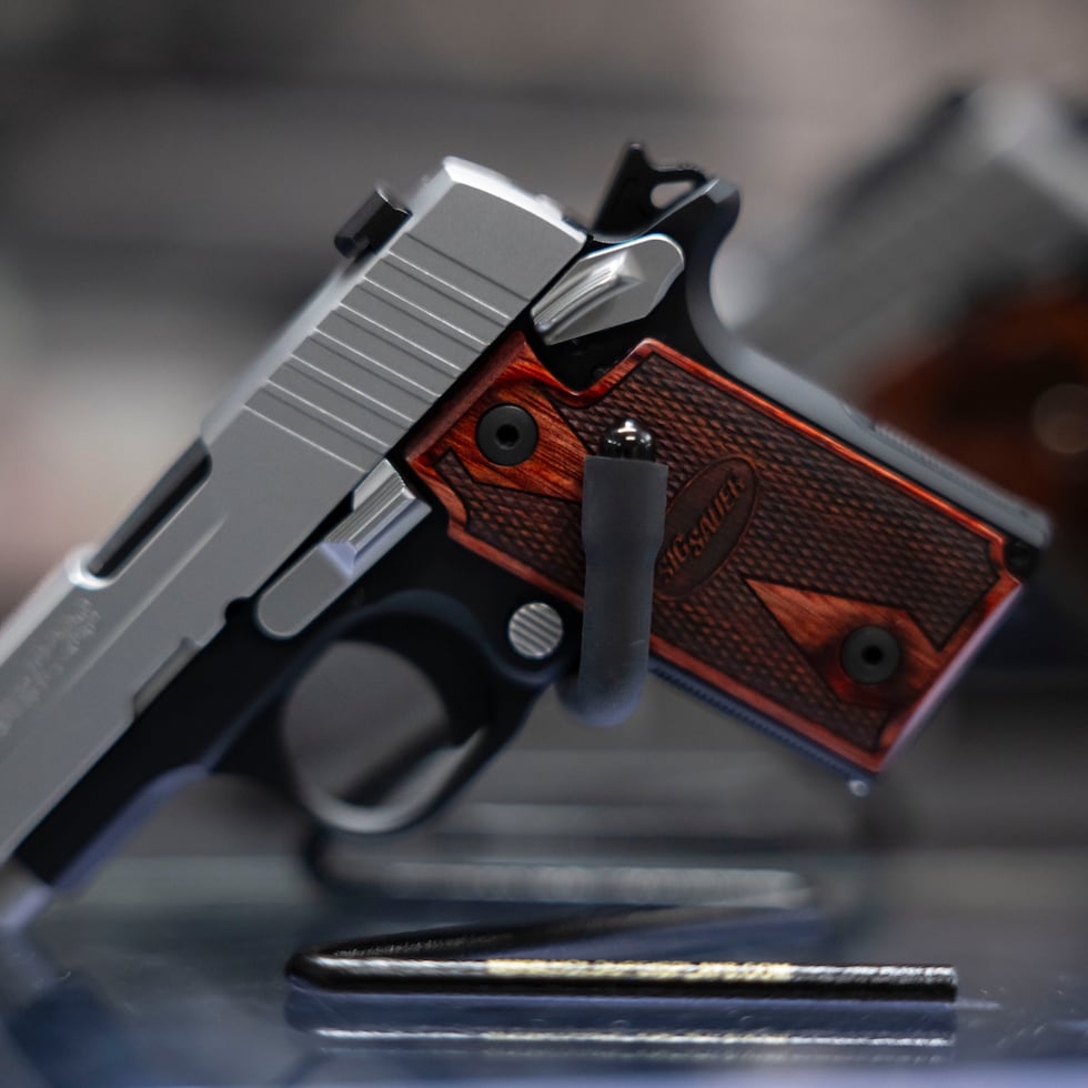 Hacen falta evaluaciones de riesgo más estrictas al solicitar licencias, cumplimiento real con el retiro de armas cuando hay órdenes de protección, opine José Yamil Montañez Agosto.