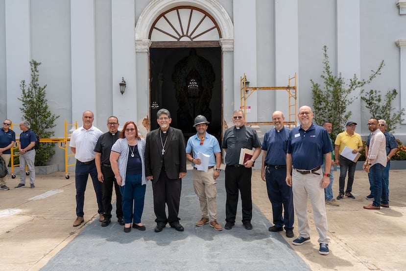 En la foto, Walmer Martinez, padre Jorge Virella, Mariluna Román, monseñor Alberto Arturo Figueroa, el ingeniero José Gaya, el padre Adrián Jiménez, el diácono Ángel Betancourt y Manuel Martínez.