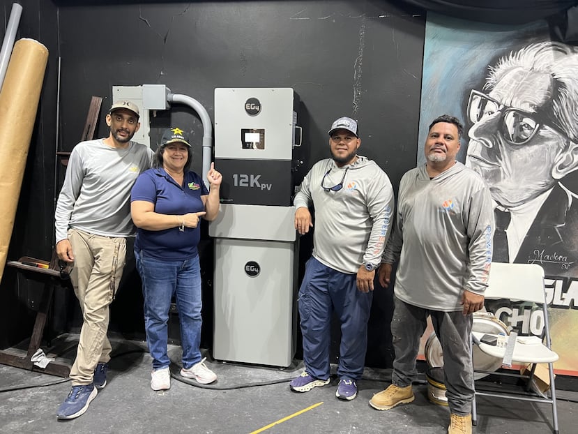 Equipo de trabajo de la Cooperativa de Energía La Margarita, Abeyno Coop, con sede en Salinas, capitaneado por Wanda Ríos Colorado.