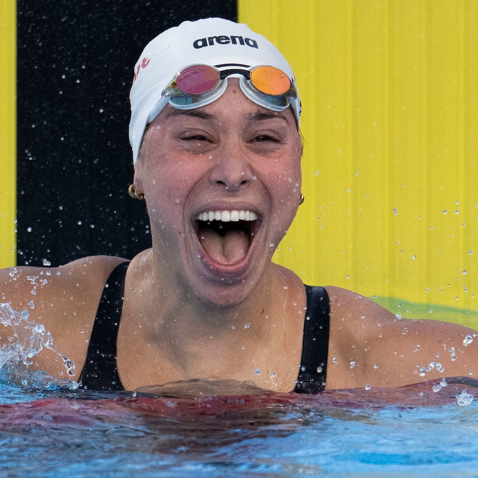 Kristen Romano celebra tras conquistar el oro en los 100 metros mariposa y establecer un nuevo récord centroamericano en Santo Domingo 2026.