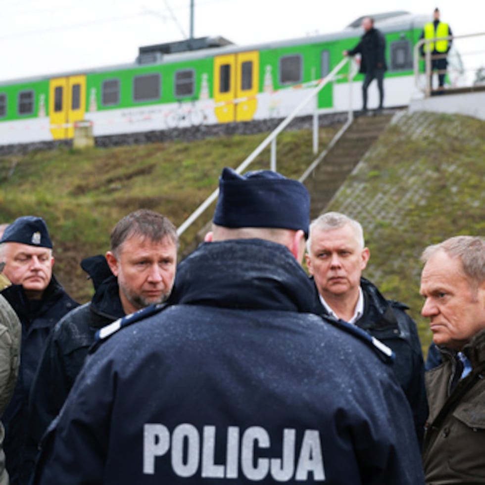 El primer ministro Donald Tusk - segundo desde la derecha - visitó la escena de la línea ferroviaria que fue afectada por sabotaje, en Polonia.