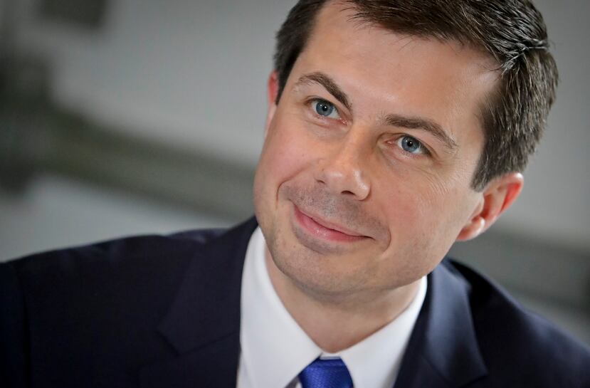 Fotografía de archivo del 29 de abril de 2019 del entonces precandidato presidencial demócrata Pete Buttigieg, alcalde de South Bend, Indiana, durante una reunión con el líder de los derechos civiles Al Sharpton en la ciudad de Nueva York. (AP Foto/Bebeto Matthews, Pool)