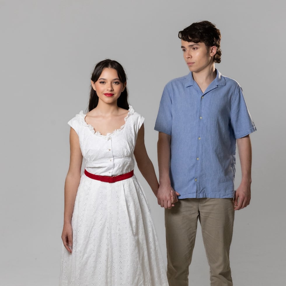 Dos de los jóvenes que conforman el elenco del musical.