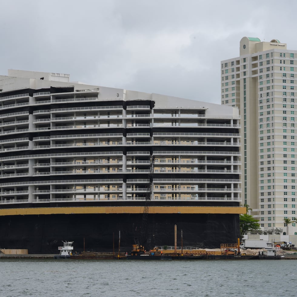 El icónico hotel Mandarin Oriental de Miami, uno de los más lujosos de Estados Unidos, será demolido el próximo domingo para dejar paso a la construcción de una torre inmobiliaria que incluirá viviendas con una inversión de 1.000 millones de dólares, casi un año de su cierre. 