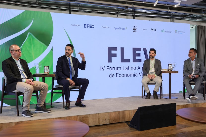 Desde la izquierda; el presidente del Consejo de la Sustainable Agriculture Network y director de ESG y Certificación en Imaflora, Eduardo Trevisan; el especialista en agronegocios en ApexBrasil, Gabriel Chelis; el líder de la estrategia de mercados libres de deforestación y Conversión WWF-Brasil, Tiago Reis, y el coordinador técnico del IICA en Brasil, Heithel Silva, participan en el IV Foro Latinoamericano de Economía Verde (FLEV) este jueves, en Sao Paulo (Brasil). EFE/ Sebastiao Moreira