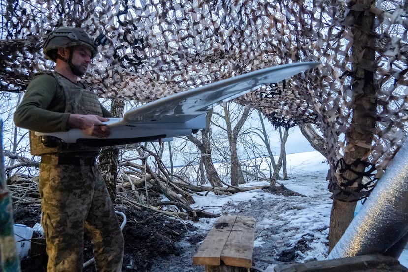 Un soldado ucraniano de la 48.ª brigada independiente lanza un dron de reconocimiento para una acción en la región de Járkov, Ucrania, el miércoles 4 de marzo de 2026. (Foto AP/Andrii Marienko)