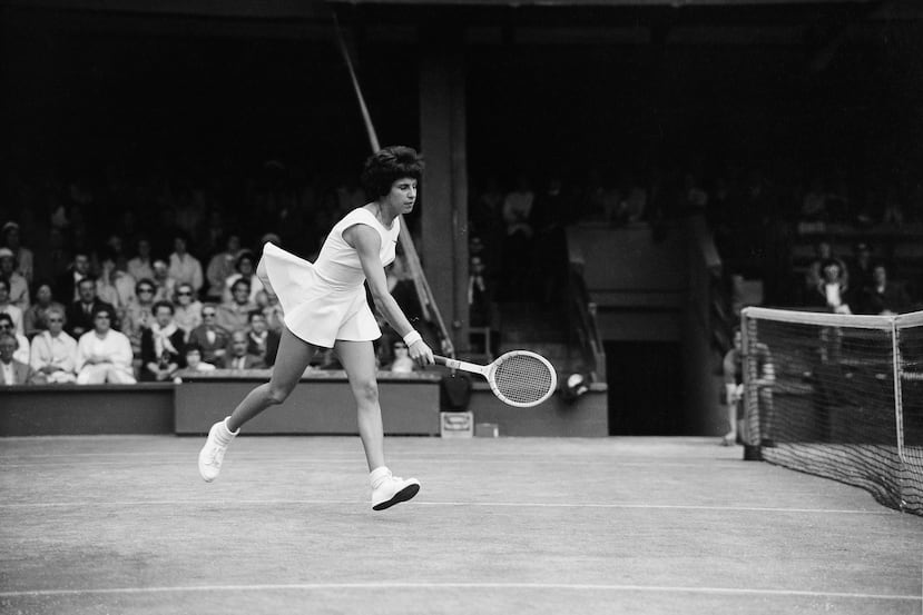 María Bueno, de Brasil, se enfrenta a Lesley Turner, de Australia, en su partido de cuartos de final del torneo individual femenino del Campeonato de Tenis de Wimbledon, celebrado en Londres el 3 de julio de 1962.