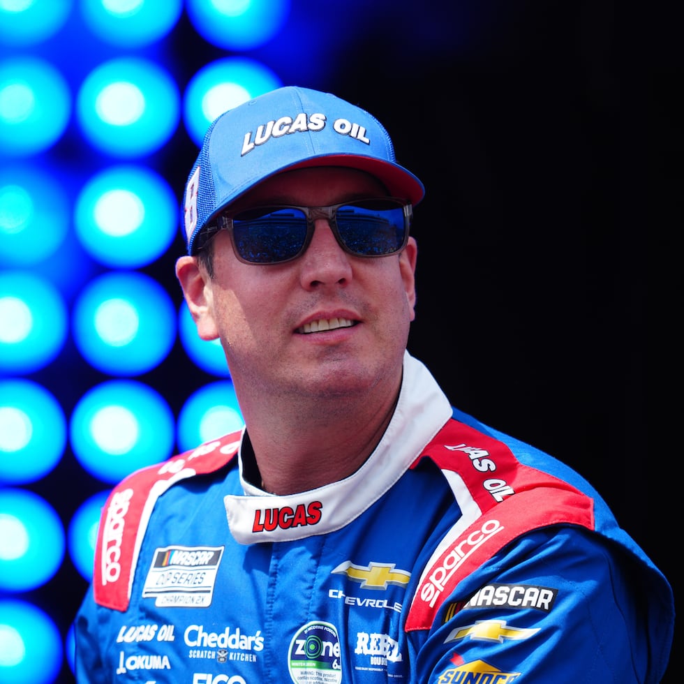 Kyle Busch sonríe al ser presentado durante la carrera de estrellas de la NASCAR el 17 de mayo de 2026.