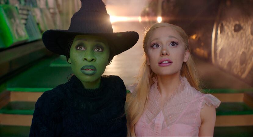 Cynthia Erivo, izquierda, y Ariana Grande, son las protagonistas de la película "Wicked". (Universal Pictures via AP)
