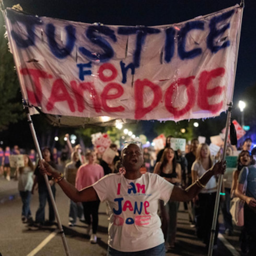 Un grupo de manifestantes marcha desde el Monumento a Washington hacia la Casa Blanca durante una protesta contra la violencia sexual en Washington, el jueves 8 de octubre de 2026. (Foto AP/José Luis Magana)