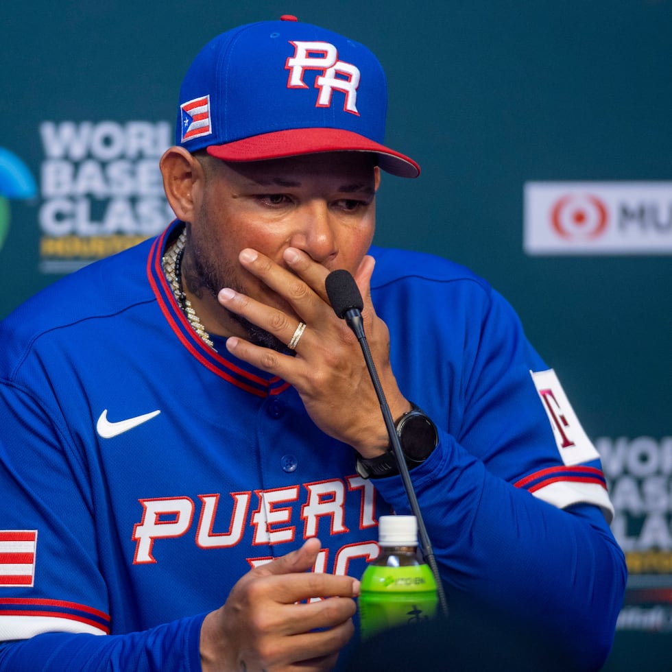 Yadier Molina, aquí en una foto de archivo durante el Clásico Mundial de Béisbol, expresó sus condolencias tras conocer que la aeronave accidentada tenía previsto recogerlo en Texas.