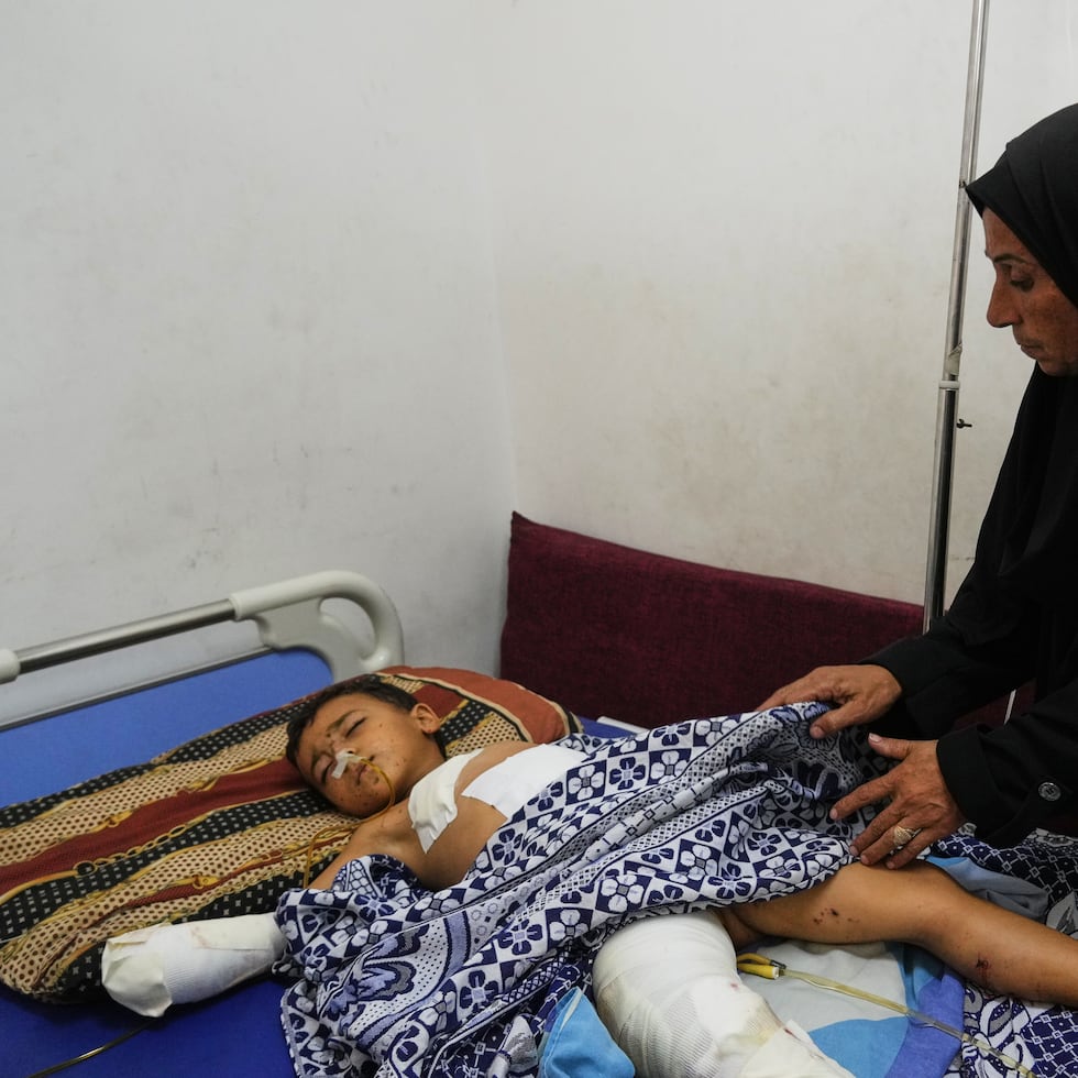 Hanan Shakshk cuida a su nieto, Yahya Shorbasi, quien resultó herido por la detonación de una bomba junto con su hermana gemela Nabila, de seis años, en el Hospital Shifa de Ciudad de Gaza, el sábado 25 de octubre de 2025.