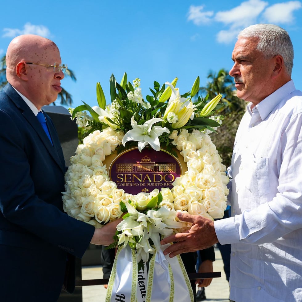 El senador Gregorio Matías y el presidente del Senado, Thomas Rivera Schatz, colocan una ofrenda floral frente el monumento en honor a los policías caídos.