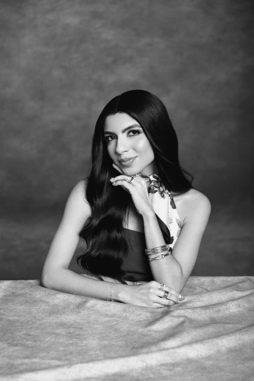 "Stylist": Claudia Madrid | Asistencia: Andrea Sofía Reverón| Joyería: John Hardy de Reinhold Jewelers Plaza las Américas | Apoyo de maquillaje en el “set”: George Pérez Cantres de House of Mua | Piso del estudio: Viva Carpets