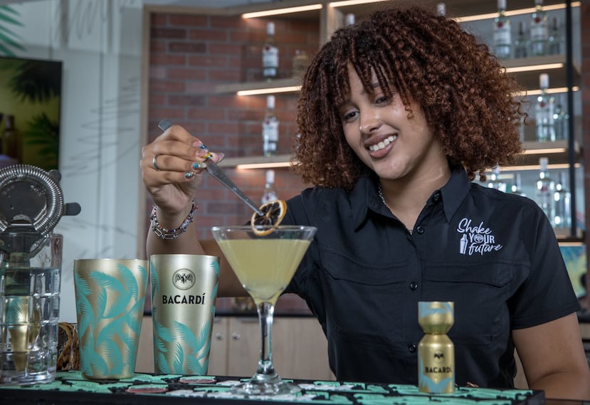 "Shake Your Future" es un programa de capacitación reconocido internacionalmente que brinda a los participantes las destrezas necesarias para desarrollar una carrera sostenible en el mundo de la mixología, al tiempo que apoya a la industria con talento preparado y altamente capacitado.