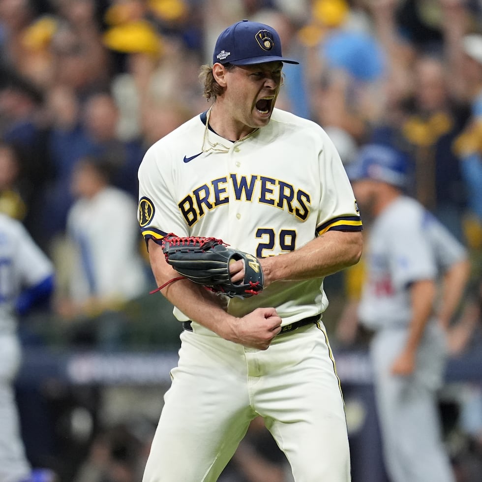 El cerrador Trevor Megill celebra el triunfo de los Brewers de Milwaukee contra los Dodgers.