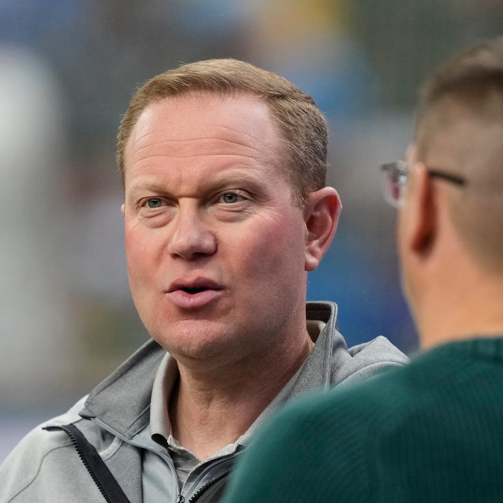 Matt Arnold, gerente general de los Brewers de Milwaukee, habla antes de un juego ante los Rojos de Cincinnati, el 5 de abril de 2025 (AP Foto/Aaron Gash, archivo)