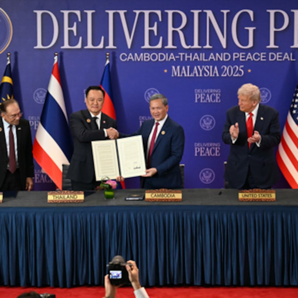 ARCHIVO - El primer ministro de Malasia, Anwar Ibrahim, a la izquierda, y el presidente de Estados Unidos, Donald Trump, a la derecha, observan cómo el primer ministro de Tailandia, Anutin Charnvirakul, segundo a la izquierda, y el primer ministro de Camboya, Hun Manet, sostienen un documento tras la firma ceremonial de un acuerdo de alto el fuego entre Tailandia y Camboya al margen de la 47ª cumbre de la Asociación de Naciones del Sudeste Asiático (ASEAN) en Kuala Lumpur, Malasia, el 26 de octubre de 2025. (Mohd Rasfan/Pool Photo vía AP, Archivo)