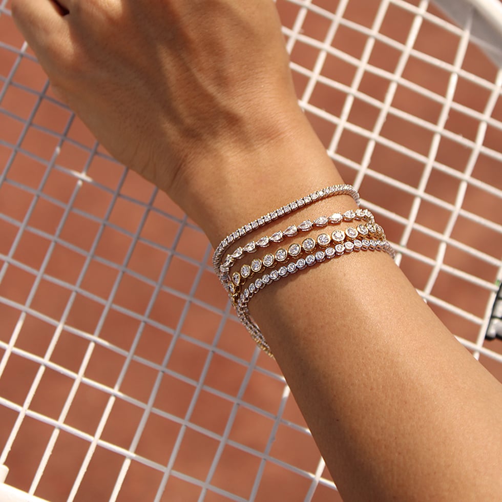 Antes de conocerse como el "tennis bracelet", ese tipo de prenda era simplemente conocida como una pulsera de diamantes de línea o estilo "riviere".