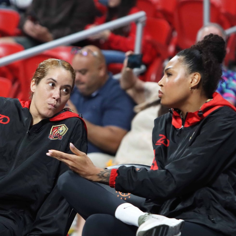 Raymariely Santos (izquierda) y Sherridan Atkinson tampoco jugaron en el tercer partido de la final ante Santurce.