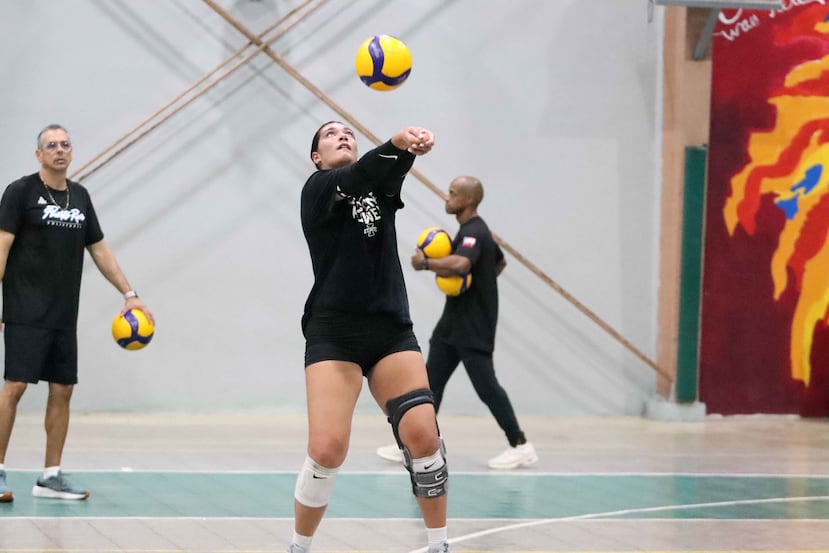 Nayeli González pasa un balón durante una práctica. Es una de las jugadoras nuevas en la preselección.