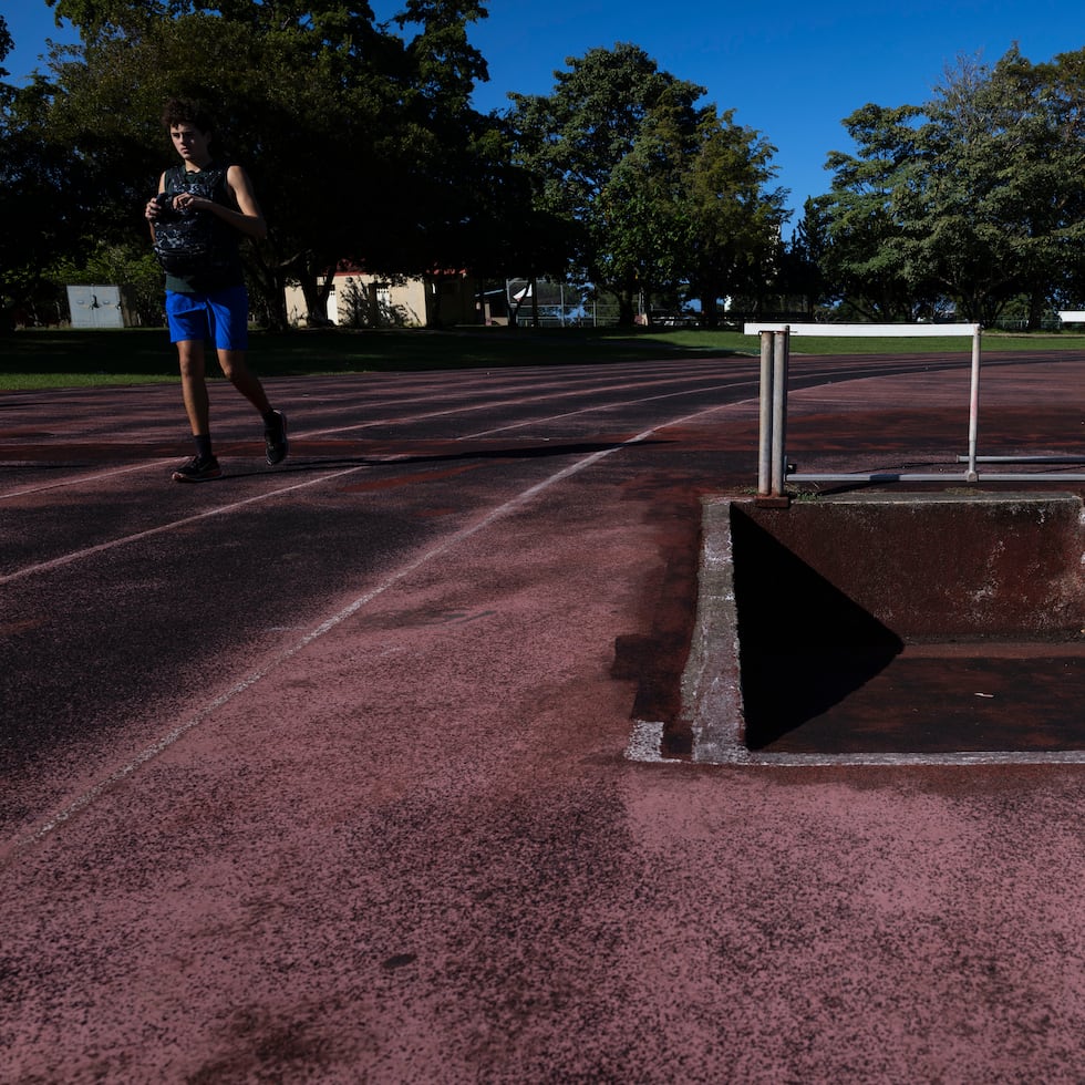 La superficie sintética de la pista principal muestra desgaste y requiere reemplazo, según docentes y atletas.