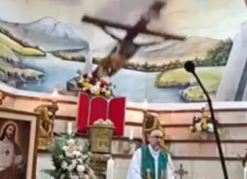 Enorme cruz cae sobre un sacerdote y lo mata en plena misa en Ecuador.