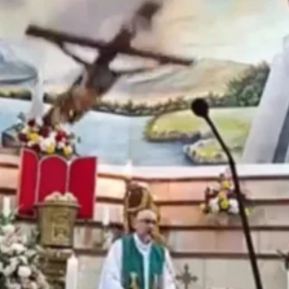 Enorme cruz cae sobre un sacerdote y lo mata en plena misa